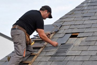 roofing-contractor-at-work